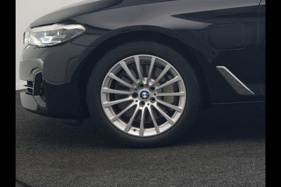 BMW 5 Serie Touring 530e xDrive Business Edition Plus PHEV 293pk Dealer O.H | Trekhaak af Fabriek | Adaptive Cruise | 360 Camera | M Sportstuur | Keyless | BLIS | Plug In Hybrid