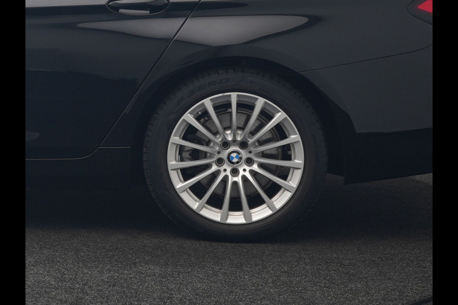 BMW 5 Serie Touring 530e xDrive Business Edition Plus PHEV 293pk Dealer O.H | Trekhaak af Fabriek | Adaptive Cruise | 360 Camera | M Sportstuur | Keyless | BLIS | Plug In Hybrid
