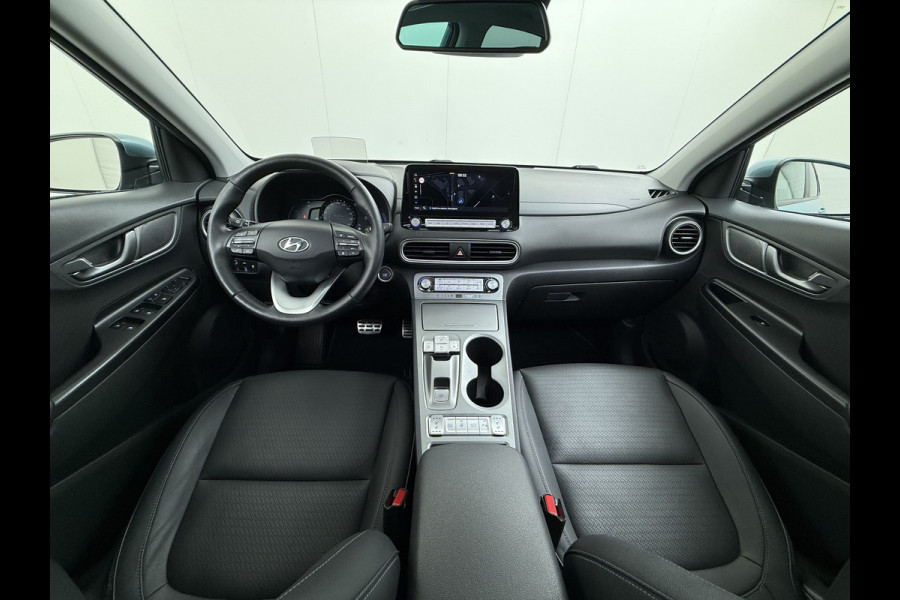 Hyundai Kona EV 64kWh SOH 100% 3-Fase Warmtepomp Leer+Elektr+Verwarmd+Gekoeld! Schuif-/kanteldak Head-Up Display Adap.Cruise Apple Carplay An Keyless Stuurverwarming Blind Spot Monitoring Lane Assist DAB Led Origineel Nederlandse Auto Super compleet! € 46000 nieuw