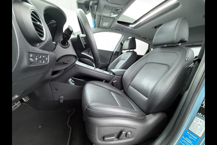 Hyundai Kona EV 64kWh SOH 100% 3-Fase Warmtepomp Leer+Elektr+Verwarmd+Gekoeld! Schuif-/kanteldak Head-Up Display Adap.Cruise Apple Carplay An Keyless Stuurverwarming Blind Spot Monitoring Lane Assist DAB Led Origineel Nederlandse Auto Super compleet! € 46000 nieuw