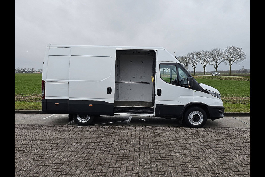 Iveco Daily 35S14V 2.3 352 L2H2 Airco Cruise Control PDC Achter 3 Zits Euro6 136 PK!