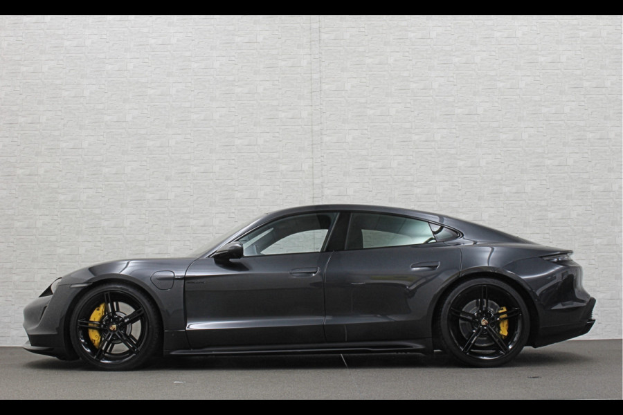 Porsche Taycan 4S Turbo Pakket Performance 84 kWh 490pk | Sport Chrono + | 360 Camera | ACC | Luchtvering | Carbon | 21" | Glasdak | 4WD | Vulkaangrijs | Carplay | Nw.Pr. 147.249,= | NL Auto | SOH Test | Garantie.
