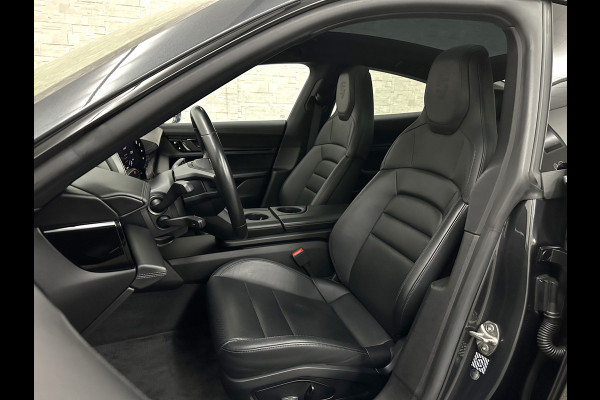 Porsche Taycan 4S Turbo Pakket Performance 84 kWh 490pk | Sport Chrono + | 360 Camera | ACC | Luchtvering | Carbon | 21" | Glasdak | 4WD | Vulkaangrijs | Carplay | Nw.Pr. 147.249,= | NL Auto | SOH Test | Garantie.