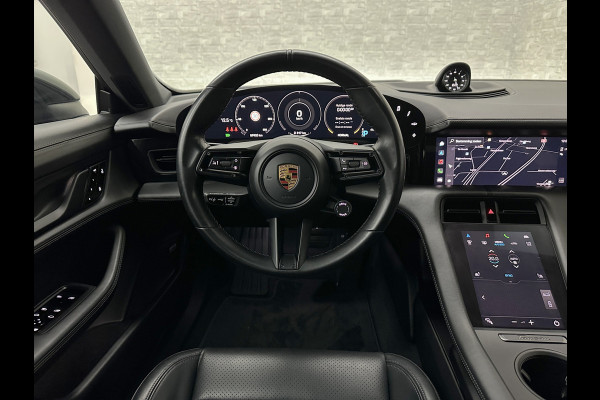 Porsche Taycan 4S Turbo Pakket Performance 84 kWh 490pk | Sport Chrono + | 360 Camera | ACC | Luchtvering | Carbon | 21" | Glasdak | 4WD | Vulkaangrijs | Carplay | Nw.Pr. 147.249,= | NL Auto | SOH Test | Garantie.