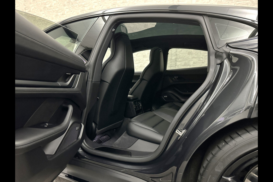 Porsche Taycan 4S Turbo Pakket Performance 84 kWh 490pk | Sport Chrono + | 360 Camera | ACC | Luchtvering | Carbon | 21" | Glasdak | 4WD | Vulkaangrijs | Carplay | Nw.Pr. 147.249,= | NL Auto | SOH Test | Garantie.