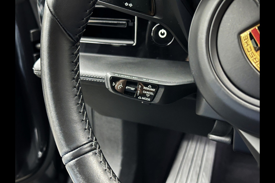 Porsche Taycan 4S Turbo Pakket Performance 84 kWh 490pk | Sport Chrono + | 360 Camera | ACC | Luchtvering | Carbon | 21" | Glasdak | 4WD | Vulkaangrijs | Carplay | Nw.Pr. 147.249,= | NL Auto | SOH Test | Garantie.