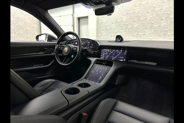 Porsche Taycan 4S Turbo Pakket Performance 84 kWh 490pk | Sport Chrono + | 360 Camera | ACC | Luchtvering | Carbon | 21" | Glasdak | 4WD | Vulkaangrijs | Carplay | Nw.Pr. 147.249,= | NL Auto | SOH Test | Garantie.