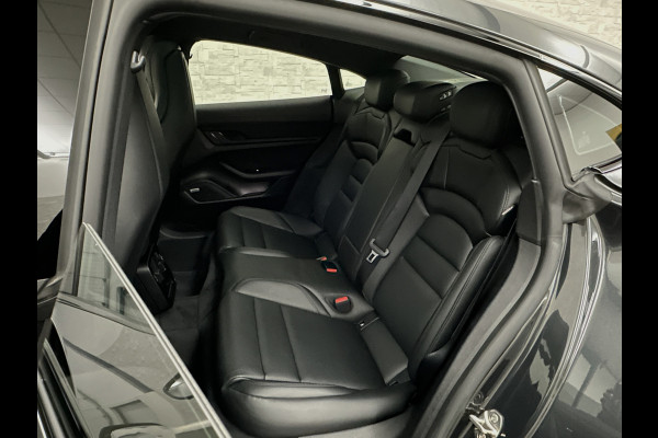 Porsche Taycan 4S Turbo Pakket Performance 84 kWh 490pk | Sport Chrono + | 360 Camera | ACC | Luchtvering | Carbon | 21" | Glasdak | 4WD | Vulkaangrijs | Carplay | Nw.Pr. 147.249,= | NL Auto | SOH Test | Garantie.