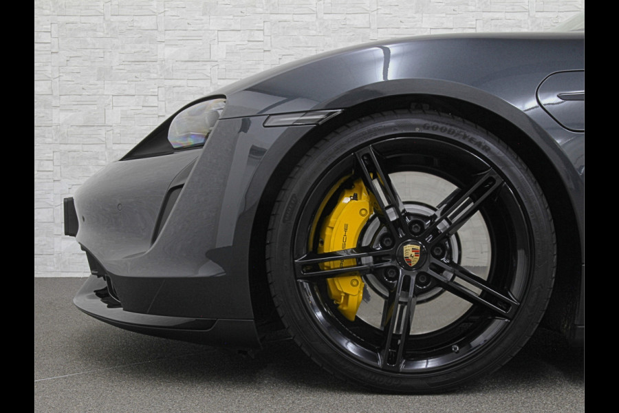 Porsche Taycan 4S Turbo Pakket Performance 84 kWh 490pk | Sport Chrono + | 360 Camera | ACC | Luchtvering | Carbon | 21" | Glasdak | 4WD | Vulkaangrijs | Carplay | Nw.Pr. 147.249,= | NL Auto | SOH Test | Garantie.