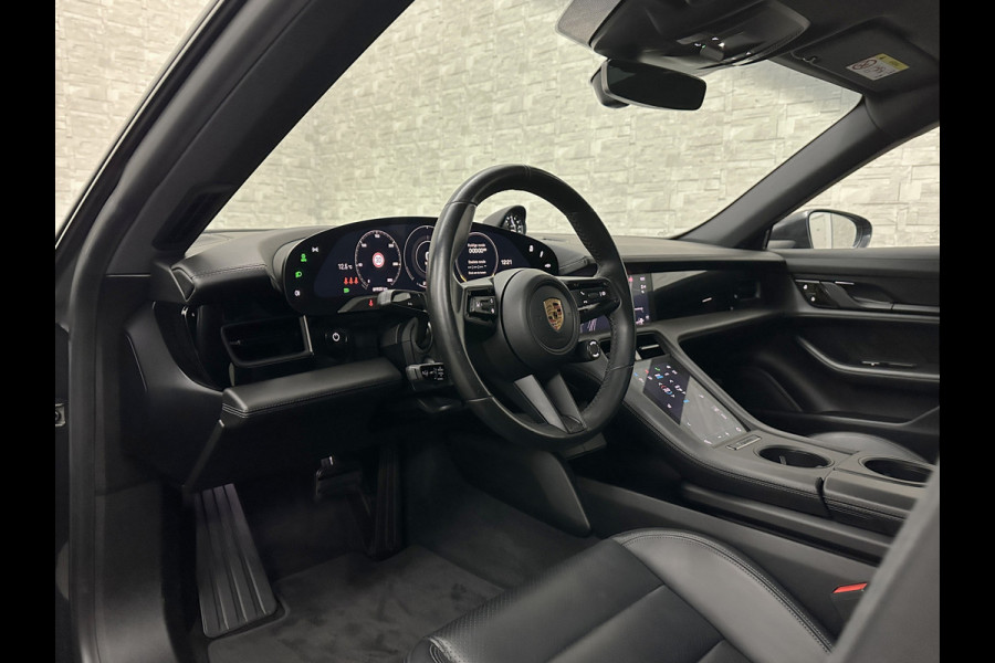 Porsche Taycan 4S Turbo Pakket Performance 84 kWh 490pk | Sport Chrono + | 360 Camera | ACC | Luchtvering | Carbon | 21" | Glasdak | 4WD | Vulkaangrijs | Carplay | Nw.Pr. 147.249,= | NL Auto | SOH Test | Garantie.