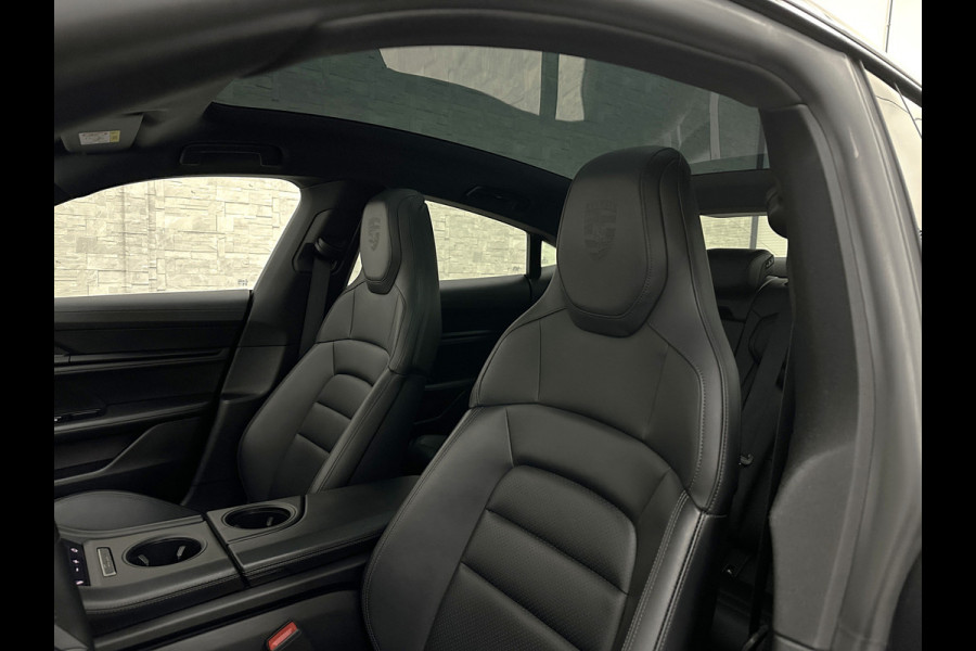 Porsche Taycan 4S Turbo Pakket Performance 84 kWh 490pk | Sport Chrono + | 360 Camera | ACC | Luchtvering | Carbon | 21" | Glasdak | 4WD | Vulkaangrijs | Carplay | Nw.Pr. 147.249,= | NL Auto | SOH Test | Garantie.