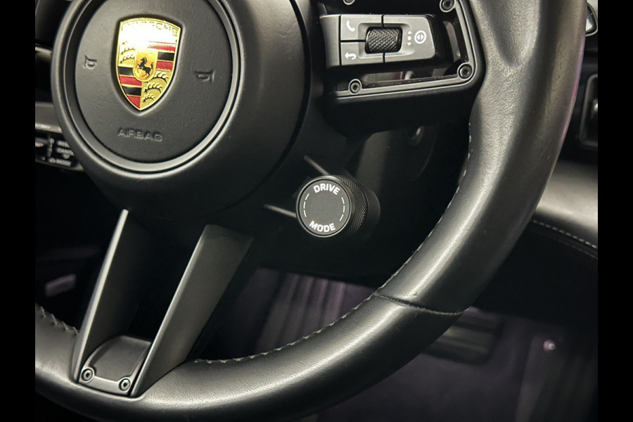 Porsche Taycan 4S Turbo Pakket Performance 84 kWh 490pk | Sport Chrono + | 360 Camera | ACC | Luchtvering | Carbon | 21" | Glasdak | 4WD | Vulkaangrijs | Carplay | Nw.Pr. 147.249,= | NL Auto | SOH Test | Garantie.