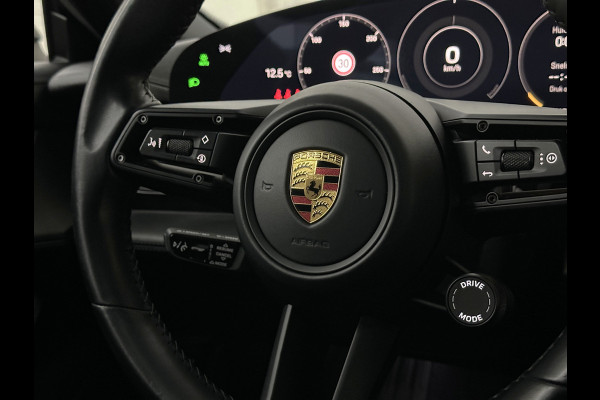Porsche Taycan 4S Turbo Pakket Performance 84 kWh 490pk | Sport Chrono + | 360 Camera | ACC | Luchtvering | Carbon | 21" | Glasdak | 4WD | Vulkaangrijs | Carplay | Nw.Pr. 147.249,= | NL Auto | SOH Test | Garantie.