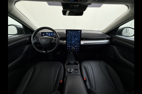 Ford Mustang Mach-E RWD 75kWh Soh 93% Trekh. PanoDak Leer+Elektr+verwarmd+Geheugen (semi-)Autopilot Trekhaak 360°Topview-Camera Adaptive-Crui DAB Lane-Assist Keyless-go Autonomous Emergency Braking ESP ASR Verkeersbordherkenning Vermoeidheidsherkenning Dodehoek-Detector 1e Eigenaar Origineel Nederlandse Auto Nieuwprijs €50.424