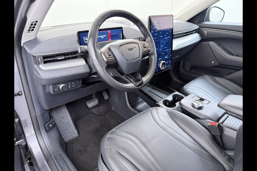 Ford Mustang Mach-E RWD 75kWh Soh 93% Trekh. PanoDak Leer+Elektr+verwarmd+Geheugen (semi-)Autopilot Trekhaak 360°Topview-Camera Adaptive-Crui DAB Lane-Assist Keyless-go Autonomous Emergency Braking ESP ASR Verkeersbordherkenning Vermoeidheidsherkenning Dodehoek-Detector 1e Eigenaar Origineel Nederlandse Auto Nieuwprijs €50.424