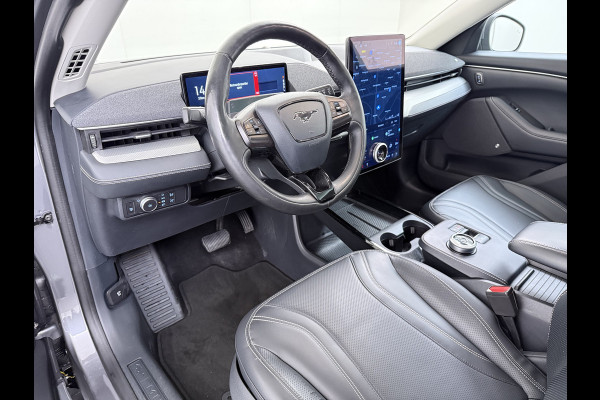 Ford Mustang Mach-E RWD 75kWh Soh 93% Trekh. PanoDak Leer+Elektr+verwarmd+Geheugen (semi-)Autopilot Trekhaak 360°Topview-Camera Adaptive-Crui DAB Lane-Assist Keyless-go Autonomous Emergency Braking ESP ASR Verkeersbordherkenning Vermoeidheidsherkenning Dodehoek-Detector 1e Eigenaar Origineel Nederlandse Auto Nieuwprijs €50.424