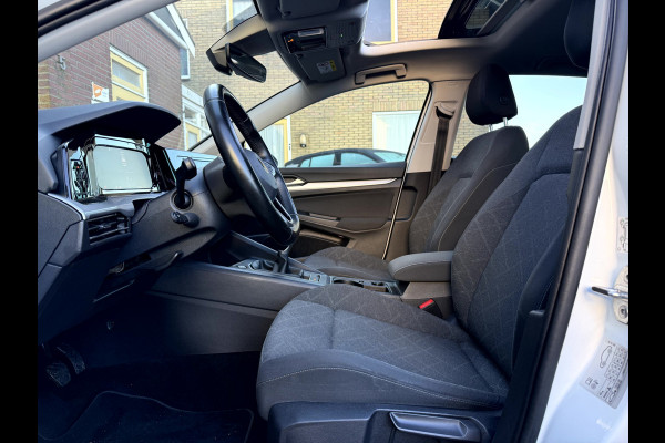 Volkswagen Golf 1.5 TSI Life Panoramadak, 18''Lmv, IQ Light, Winterpakket