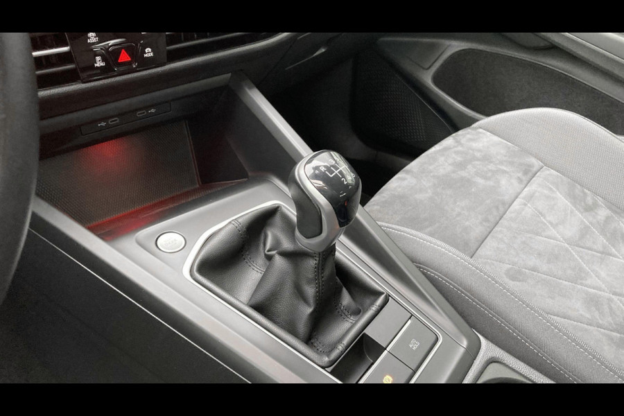 Volkswagen Golf 1.5 TSI Style Trekhaak Navigatie Full-LED Pdc Acc Android/Carplay