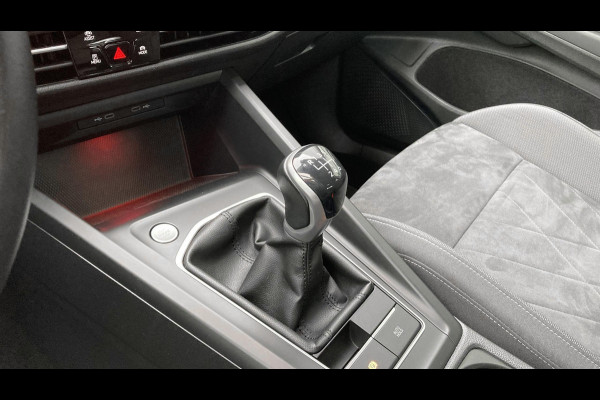 Volkswagen Golf 1.5 TSI Style Trekhaak Navigatie Full-LED Pdc Acc Android/Carplay