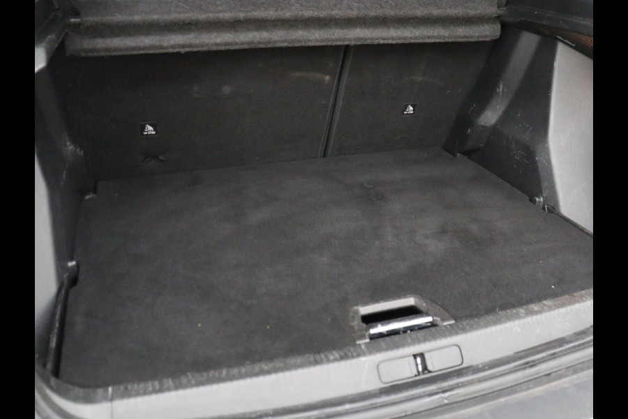 Peugeot e-2008 EV Allure 50 kWh | SOH 91% | 3 Fase | Half leder | Carplay | Camera | Full LED | Navigatie | Climate control | Parkeerhulp | Cruise control | Bluetooth