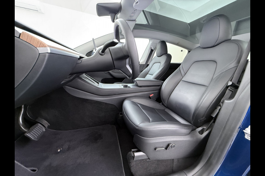 Tesla Model Y Long Range AWD 514pk SOH 92% Trekhaak Warmtepomp Leder Panoramadak Matrix-LED Autopilot Elektr.Stuur+Stoel+Verwarmd Navi Ecc Pre Camera's Elektr.AchterKlep Parkeer Assistent Sentry-Mode Privacyglas Bluetooth Dodehoek detector Connected services 1e Eigenaar 1.600KG Trekgewicht Fabrieksgarantie tot 27-6-2027 Garantie op Accu en Motoren 27-6-2031/192.000km