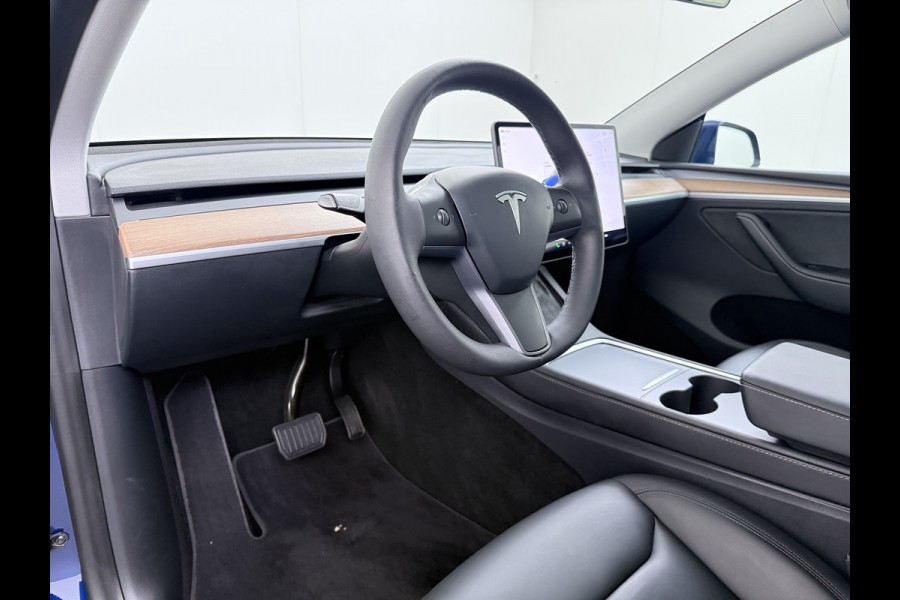 Tesla Model Y Long Range AWD 514pk SOH 92% Trekhaak Warmtepomp Leder Panoramadak Matrix-LED Autopilot Elektr.Stuur+Stoel+Verwarmd Navi Ecc Pre Camera's Elektr.AchterKlep Parkeer Assistent Sentry-Mode Privacyglas Bluetooth Dodehoek detector Connected services 1e Eigenaar 1.600KG Trekgewicht Fabrieksgarantie tot 27-6-2027 Garantie op Accu en Motoren 27-6-2031/192.000km