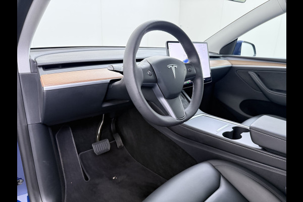 Tesla Model Y Long Range AWD 514pk SOH 92% Trekhaak Warmtepomp Leder Panoramadak Matrix-LED Autopilot Elektr.Stuur+Stoel+Verwarmd Navi Ecc Pre Camera's Elektr.AchterKlep Parkeer Assistent Sentry-Mode Privacyglas Bluetooth Dodehoek detector Connected services 1e Eigenaar 1.600KG Trekgewicht Fabrieksgarantie tot 27-6-2027 Garantie op Accu en Motoren 27-6-2031/192.000km