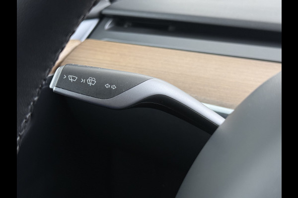 Tesla Model Y Long Range AWD 514pk SOH 92% Trekhaak Warmtepomp Leder Panoramadak Matrix-LED Autopilot Elektr.Stuur+Stoel+Verwarmd Navi Ecc Pre Camera's Elektr.AchterKlep Parkeer Assistent Sentry-Mode Privacyglas Bluetooth Dodehoek detector Connected services 1e Eigenaar 1.600KG Trekgewicht Fabrieksgarantie tot 27-6-2027 Garantie op Accu en Motoren 27-6-2031/192.000km