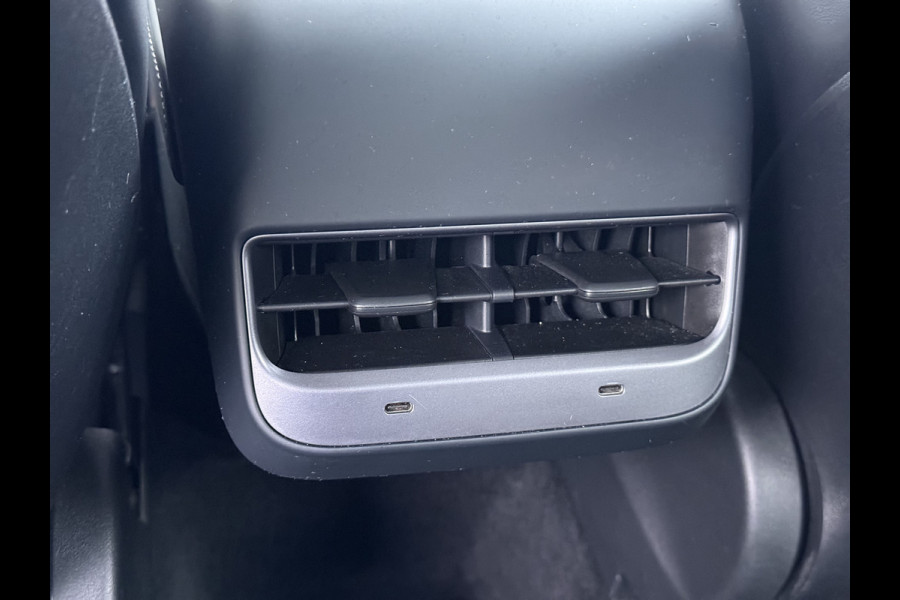 Tesla Model Y Long Range AWD 514pk SOH 92% Trekhaak Warmtepomp Leder Panoramadak Matrix-LED Autopilot Elektr.Stuur+Stoel+Verwarmd Navi Ecc Pre Camera's Elektr.AchterKlep Parkeer Assistent Sentry-Mode Privacyglas Bluetooth Dodehoek detector Connected services 1e Eigenaar 1.600KG Trekgewicht Fabrieksgarantie tot 27-6-2027 Garantie op Accu en Motoren 27-6-2031/192.000km