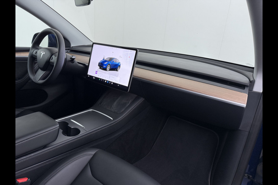 Tesla Model Y Long Range AWD 514pk SOH 92% Trekhaak Warmtepomp Leder Panoramadak Matrix-LED Autopilot Elektr.Stuur+Stoel+Verwarmd Navi Ecc Pre Camera's Elektr.AchterKlep Parkeer Assistent Sentry-Mode Privacyglas Bluetooth Dodehoek detector Connected services 1e Eigenaar 1.600KG Trekgewicht Fabrieksgarantie tot 27-6-2027 Garantie op Accu en Motoren 27-6-2031/192.000km