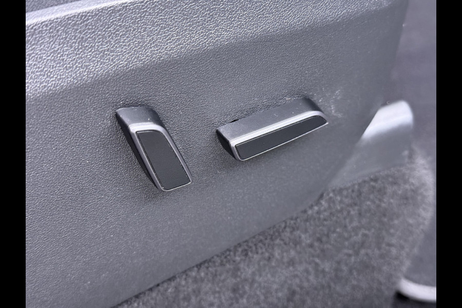 Tesla Model Y Long Range AWD 514pk SOH 92% Trekhaak Warmtepomp Leder Panoramadak Matrix-LED Autopilot Elektr.Stuur+Stoel+Verwarmd Navi Ecc Pre Camera's Elektr.AchterKlep Parkeer Assistent Sentry-Mode Privacyglas Bluetooth Dodehoek detector Connected services 1e Eigenaar 1.600KG Trekgewicht Fabrieksgarantie tot 27-6-2027 Garantie op Accu en Motoren 27-6-2031/192.000km