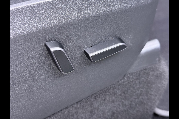 Tesla Model Y Long Range AWD 514pk SOH 92% Trekhaak Warmtepomp Leder Panoramadak Matrix-LED Autopilot Elektr.Stuur+Stoel+Verwarmd Navi Ecc Pre Camera's Elektr.AchterKlep Parkeer Assistent Sentry-Mode Privacyglas Bluetooth Dodehoek detector Connected services 1e Eigenaar 1.600KG Trekgewicht Fabrieksgarantie tot 27-6-2027 Garantie op Accu en Motoren 27-6-2031/192.000km