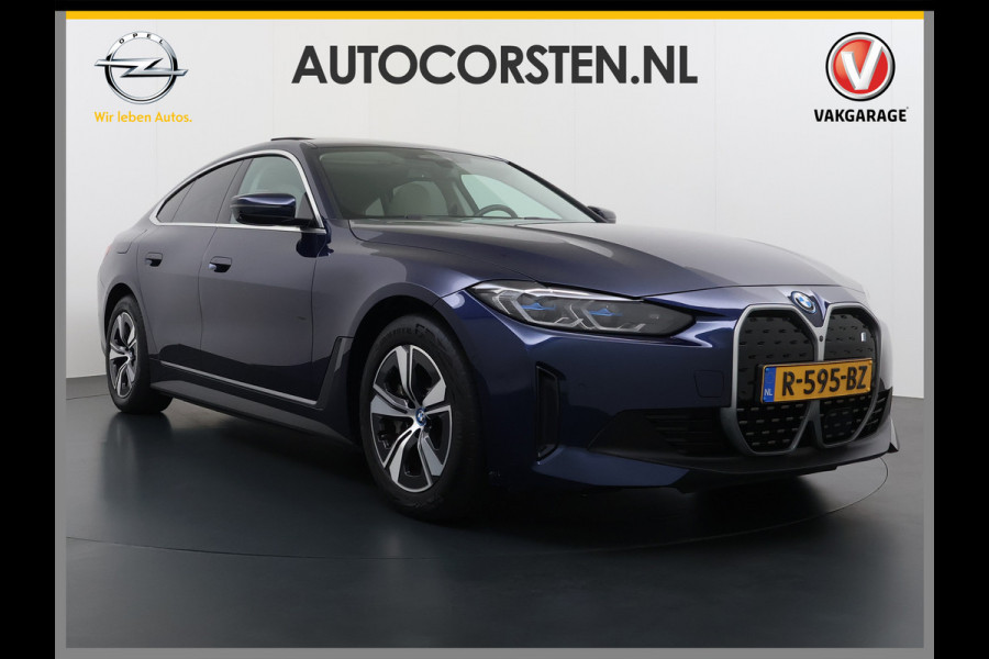 BMW i4 eDrive40 340pk 84kWh Pano-Dak/Hefdak Leer SportSt+Leer+(Stuur+)Verwarmd 360°Camera SOH 99% Adaptive-Cruise+s&go High Executive P Semi-Autopilot Drive-Assist-pro Active-Guard-Plus Elektr.Achterklep Draadl-Lader BAS ESP BMW Individual interieurlijsten Pianolak schwarz BMW Individual Exterieur Line Aluminium satiniert BMW Copilot-pack Dodehoekdetectie/correctie, Kruisend-verkeer-Detectie, rijstrooksensor met correctie, rondomzicht camera, uitwijk assistent) 0-100 5,6 sec. 1600kg trekvermogen! € 73.000 nieuw