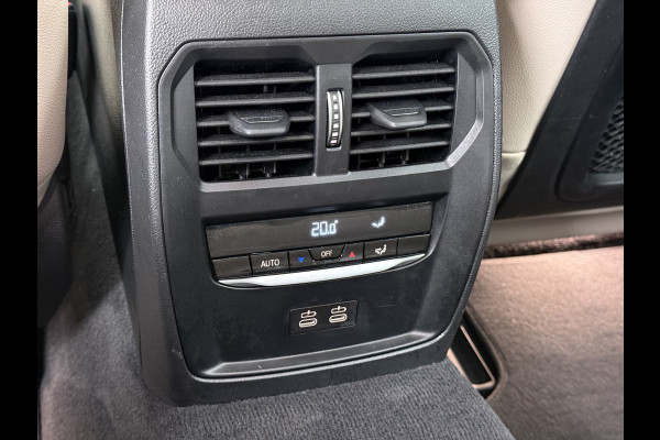 BMW i4 eDrive40 340pk 84kWh Pano-Dak/Hefdak Leer SportSt+Leer+(Stuur+)Verwarmd 360°Camera SOH 99% Adaptive-Cruise+s&go High Executive P Semi-Autopilot Drive-Assist-pro Active-Guard-Plus Elektr.Achterklep Draadl-Lader BAS ESP BMW Individual interieurlijsten Pianolak schwarz BMW Individual Exterieur Line Aluminium satiniert BMW Copilot-pack Dodehoekdetectie/correctie, Kruisend-verkeer-Detectie, rijstrooksensor met correctie, rondomzicht camera, uitwijk assistent) 0-100 5,6 sec. 1600kg trekvermogen! € 73.000 nieuw