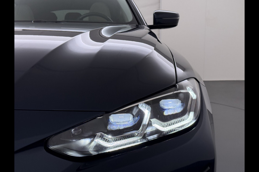 BMW i4 eDrive40 340pk 84kWh Pano-Dak/Hefdak Leer SportSt+Leer+(Stuur+)Verwarmd 360°Camera SOH 99% Adaptive-Cruise+s&go High Executive P Semi-Autopilot Drive-Assist-pro Active-Guard-Plus Elektr.Achterklep Draadl-Lader BAS ESP BMW Individual interieurlijsten Pianolak schwarz BMW Individual Exterieur Line Aluminium satiniert BMW Copilot-pack Dodehoekdetectie/correctie, Kruisend-verkeer-Detectie, rijstrooksensor met correctie, rondomzicht camera, uitwijk assistent) 0-100 5,6 sec. 1600kg trekvermogen! € 73.000 nieuw