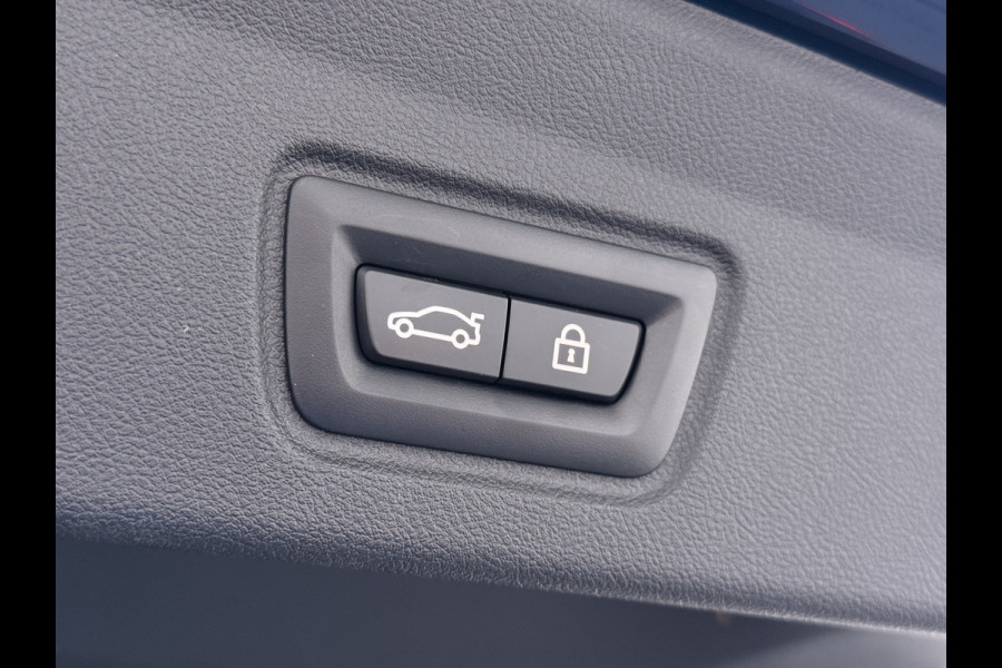 BMW i4 eDrive40 340pk 84kWh Pano-Dak/Hefdak Leer SportSt+Leer+(Stuur+)Verwarmd 360°Camera SOH 99% Adaptive-Cruise+s&go High Executive P Semi-Autopilot Drive-Assist-pro Active-Guard-Plus Elektr.Achterklep Draadl-Lader BAS ESP BMW Individual interieurlijsten Pianolak schwarz BMW Individual Exterieur Line Aluminium satiniert BMW Copilot-pack Dodehoekdetectie/correctie, Kruisend-verkeer-Detectie, rijstrooksensor met correctie, rondomzicht camera, uitwijk assistent) 0-100 5,6 sec. 1600kg trekvermogen! € 73.000 nieuw