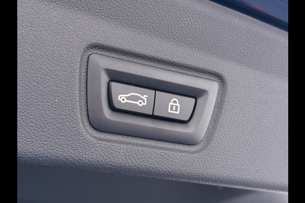 BMW i4 eDrive40 340pk 84kWh Pano-Dak/Hefdak Leer SportSt+Leer+(Stuur+)Verwarmd 360°Camera SOH 99% Adaptive-Cruise+s&go High Executive P Semi-Autopilot Drive-Assist-pro Active-Guard-Plus Elektr.Achterklep Draadl-Lader BAS ESP BMW Individual interieurlijsten Pianolak schwarz BMW Individual Exterieur Line Aluminium satiniert BMW Copilot-pack Dodehoekdetectie/correctie, Kruisend-verkeer-Detectie, rijstrooksensor met correctie, rondomzicht camera, uitwijk assistent) 0-100 5,6 sec. 1600kg trekvermogen! € 73.000 nieuw