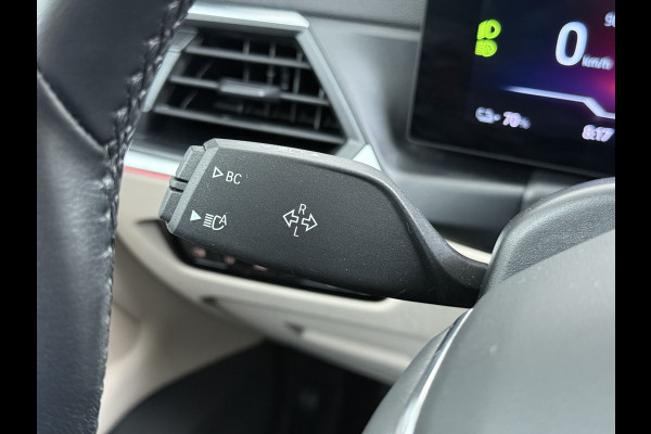 BMW i4 eDrive40 340pk 84kWh Pano-Dak/Hefdak Leer SportSt+Leer+(Stuur+)Verwarmd 360°Camera SOH 99% Adaptive-Cruise+s&go High Executive P Semi-Autopilot Drive-Assist-pro Active-Guard-Plus Elektr.Achterklep Draadl-Lader BAS ESP BMW Individual interieurlijsten Pianolak schwarz BMW Individual Exterieur Line Aluminium satiniert BMW Copilot-pack Dodehoekdetectie/correctie, Kruisend-verkeer-Detectie, rijstrooksensor met correctie, rondomzicht camera, uitwijk assistent) 0-100 5,6 sec. 1600kg trekvermogen! € 73.000 nieuw