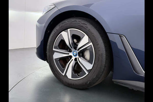 BMW i4 eDrive40 340pk 84kWh Pano-Dak/Hefdak Leer SportSt+Leer+(Stuur+)Verwarmd 360°Camera SOH 99% Adaptive-Cruise+s&go High Executive P Semi-Autopilot Drive-Assist-pro Active-Guard-Plus Elektr.Achterklep Draadl-Lader BAS ESP BMW Individual interieurlijsten Pianolak schwarz BMW Individual Exterieur Line Aluminium satiniert BMW Copilot-pack Dodehoekdetectie/correctie, Kruisend-verkeer-Detectie, rijstrooksensor met correctie, rondomzicht camera, uitwijk assistent) 0-100 5,6 sec. 1600kg trekvermogen! € 73.000 nieuw
