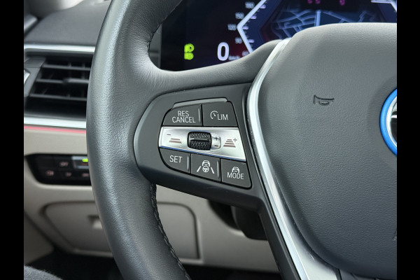 BMW i4 eDrive40 340pk 84kWh Pano-Dak/Hefdak Leer SportSt+Leer+(Stuur+)Verwarmd 360°Camera SOH 99% Adaptive-Cruise+s&go High Executive P Semi-Autopilot Drive-Assist-pro Active-Guard-Plus Elektr.Achterklep Draadl-Lader BAS ESP BMW Individual interieurlijsten Pianolak schwarz BMW Individual Exterieur Line Aluminium satiniert BMW Copilot-pack Dodehoekdetectie/correctie, Kruisend-verkeer-Detectie, rijstrooksensor met correctie, rondomzicht camera, uitwijk assistent) 0-100 5,6 sec. 1600kg trekvermogen! € 73.000 nieuw