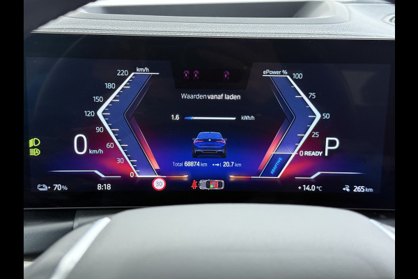 BMW i4 eDrive40 340pk 84kWh Pano-Dak/Hefdak Leer SportSt+Leer+(Stuur+)Verwarmd 360°Camera SOH 99% Adaptive-Cruise+s&go High Executive P Semi-Autopilot Drive-Assist-pro Active-Guard-Plus Elektr.Achterklep Draadl-Lader BAS ESP BMW Individual interieurlijsten Pianolak schwarz BMW Individual Exterieur Line Aluminium satiniert BMW Copilot-pack Dodehoekdetectie/correctie, Kruisend-verkeer-Detectie, rijstrooksensor met correctie, rondomzicht camera, uitwijk assistent) 0-100 5,6 sec. 1600kg trekvermogen! € 73.000 nieuw