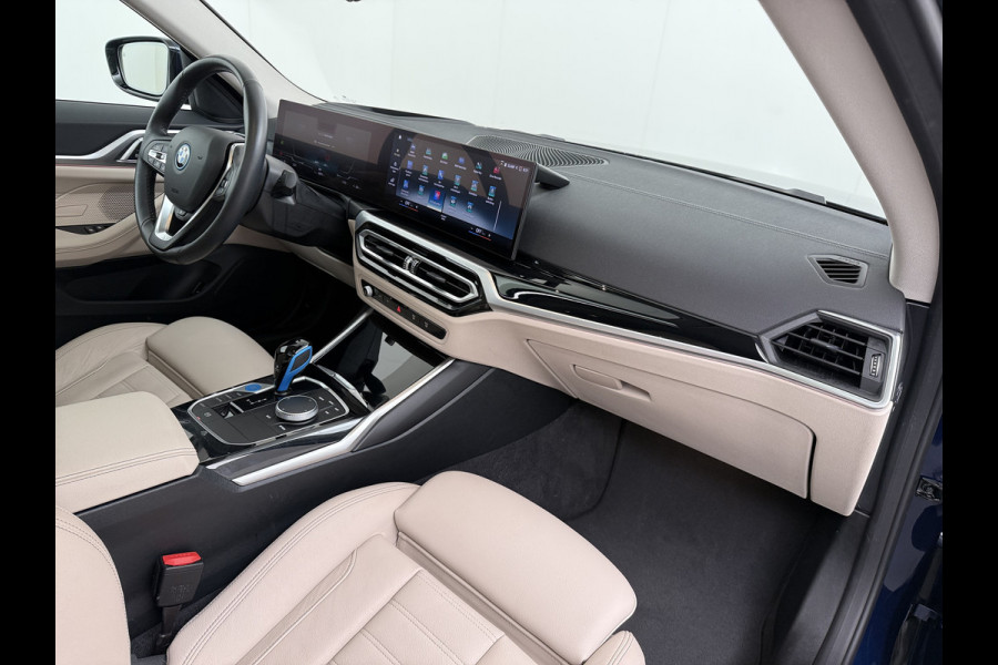 BMW i4 eDrive40 340pk 84kWh Pano-Dak/Hefdak Leer SportSt+Leer+(Stuur+)Verwarmd 360°Camera SOH 99% Adaptive-Cruise+s&go High Executive P Semi-Autopilot Drive-Assist-pro Active-Guard-Plus Elektr.Achterklep Draadl-Lader BAS ESP BMW Individual interieurlijsten Pianolak schwarz BMW Individual Exterieur Line Aluminium satiniert BMW Copilot-pack Dodehoekdetectie/correctie, Kruisend-verkeer-Detectie, rijstrooksensor met correctie, rondomzicht camera, uitwijk assistent) 0-100 5,6 sec. 1600kg trekvermogen! € 73.000 nieuw