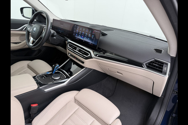 BMW i4 eDrive40 340pk 84kWh Pano-Dak/Hefdak Leer SportSt+Leer+(Stuur+)Verwarmd 360°Camera SOH 99% Adaptive-Cruise+s&go High Executive P Semi-Autopilot Drive-Assist-pro Active-Guard-Plus Elektr.Achterklep Draadl-Lader BAS ESP BMW Individual interieurlijsten Pianolak schwarz BMW Individual Exterieur Line Aluminium satiniert BMW Copilot-pack Dodehoekdetectie/correctie, Kruisend-verkeer-Detectie, rijstrooksensor met correctie, rondomzicht camera, uitwijk assistent) 0-100 5,6 sec. 1600kg trekvermogen! € 73.000 nieuw