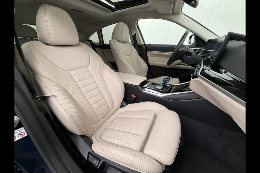 BMW i4 eDrive40 340pk 84kWh Pano-Dak/Hefdak Leer SportSt+Leer+(Stuur+)Verwarmd 360°Camera SOH 99% Adaptive-Cruise+s&go High Executive P Semi-Autopilot Drive-Assist-pro Active-Guard-Plus Elektr.Achterklep Draadl-Lader BAS ESP BMW Individual interieurlijsten Pianolak schwarz BMW Individual Exterieur Line Aluminium satiniert BMW Copilot-pack Dodehoekdetectie/correctie, Kruisend-verkeer-Detectie, rijstrooksensor met correctie, rondomzicht camera, uitwijk assistent) 0-100 5,6 sec. 1600kg trekvermogen! € 73.000 nieuw