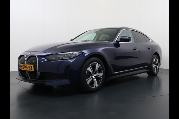 BMW i4 eDrive40 340pk 84kWh Pano-Dak/Hefdak Leer SportSt+Leer+(Stuur+)Verwarmd 360°Camera SOH 99% Adaptive-Cruise+s&go High Executive P Semi-Autopilot Drive-Assist-pro Active-Guard-Plus Elektr.Achterklep Draadl-Lader BAS ESP BMW Individual interieurlijsten Pianolak schwarz BMW Individual Exterieur Line Aluminium satiniert BMW Copilot-pack Dodehoekdetectie/correctie, Kruisend-verkeer-Detectie, rijstrooksensor met correctie, rondomzicht camera, uitwijk assistent) 0-100 5,6 sec. 1600kg trekvermogen! € 73.000 nieuw