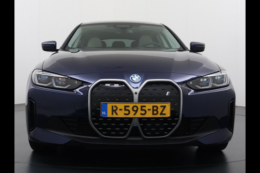 BMW i4 eDrive40 340pk 84kWh Pano-Dak/Hefdak Leer SportSt+Leer+(Stuur+)Verwarmd 360°Camera SOH 99% Adaptive-Cruise+s&go High Executive P Semi-Autopilot Drive-Assist-pro Active-Guard-Plus Elektr.Achterklep Draadl-Lader BAS ESP BMW Individual interieurlijsten Pianolak schwarz BMW Individual Exterieur Line Aluminium satiniert BMW Copilot-pack Dodehoekdetectie/correctie, Kruisend-verkeer-Detectie, rijstrooksensor met correctie, rondomzicht camera, uitwijk assistent) 0-100 5,6 sec. 1600kg trekvermogen! € 73.000 nieuw