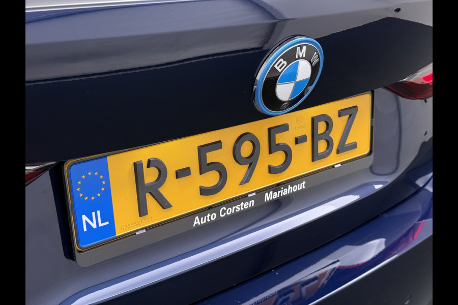 BMW i4 eDrive40 340pk 84kWh Pano-Dak/Hefdak Leer SportSt+Leer+(Stuur+)Verwarmd 360°Camera SOH 99% Adaptive-Cruise+s&go High Executive P Semi-Autopilot Drive-Assist-pro Active-Guard-Plus Elektr.Achterklep Draadl-Lader BAS ESP BMW Individual interieurlijsten Pianolak schwarz BMW Individual Exterieur Line Aluminium satiniert BMW Copilot-pack Dodehoekdetectie/correctie, Kruisend-verkeer-Detectie, rijstrooksensor met correctie, rondomzicht camera, uitwijk assistent) 0-100 5,6 sec. 1600kg trekvermogen! € 73.000 nieuw