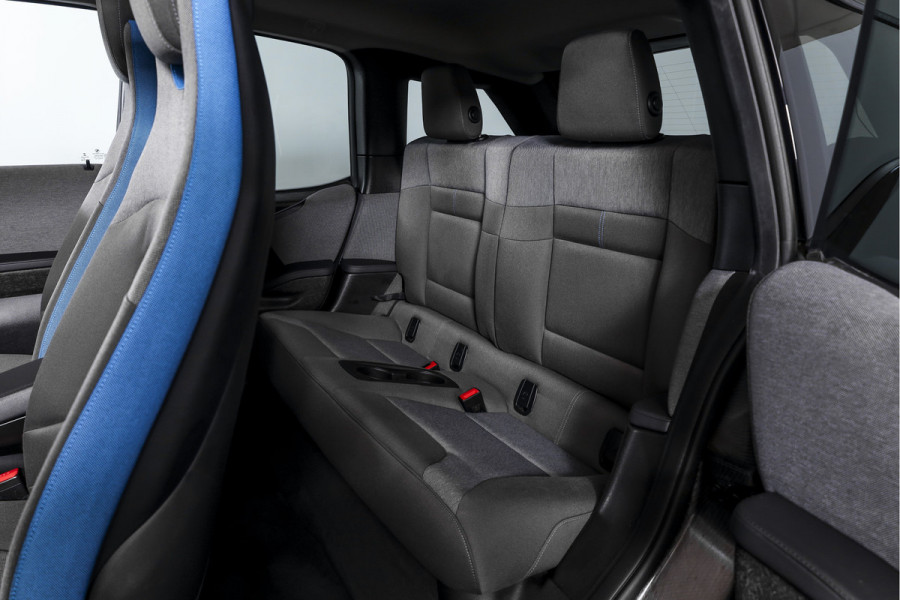 BMW i3 Basis 94Ah 33 kWh | S/k-panodak | Harman/Kardon | Dig. Cockpit | Adapt. cruise | Stoelverw. | PDC | Camera | NAV | ECC | LM 20" |