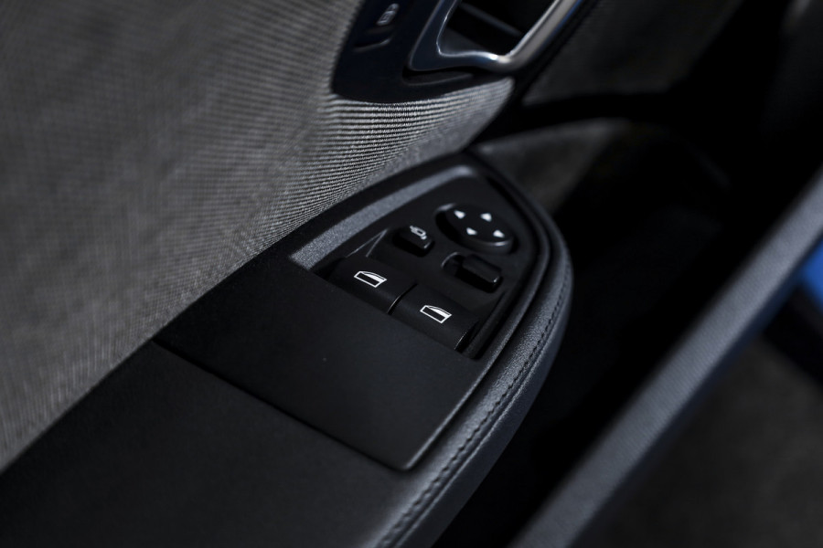 BMW i3 Basis 94Ah 33 kWh | S/k-panodak | Harman/Kardon | Dig. Cockpit | Adapt. cruise | Stoelverw. | PDC | Camera | NAV | ECC | LM 20" |