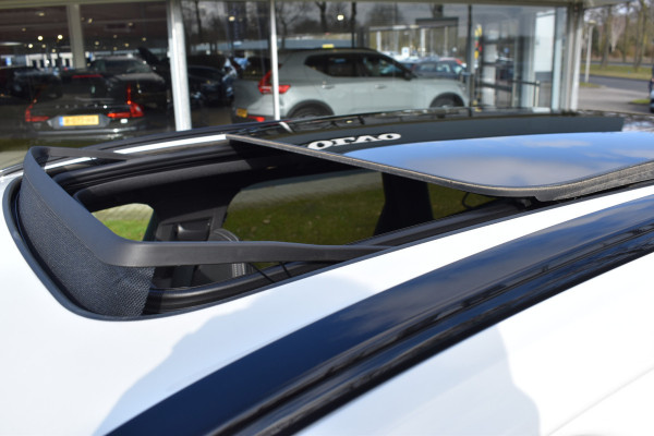 Volvo XC60 T6 Plug-in hybrid AWD Plus Dark | Trekhaak | Harman Kardon | Full LED